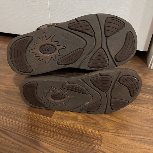 UGG Cargo Pocket Sherpa Boots Chestnut color Size 7 - Picture 9 of 9